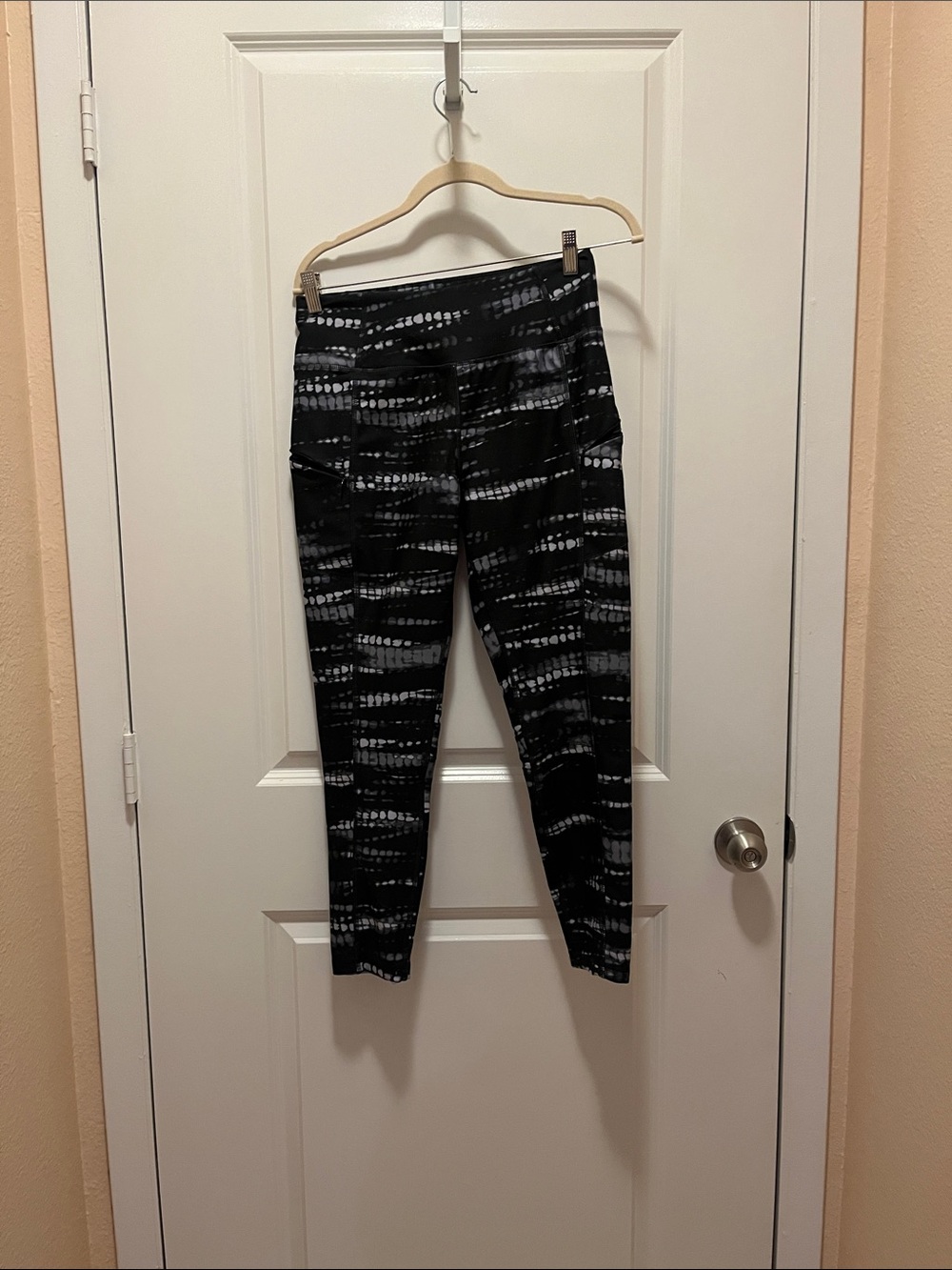 Avia Black & Gray Patterned Leggings